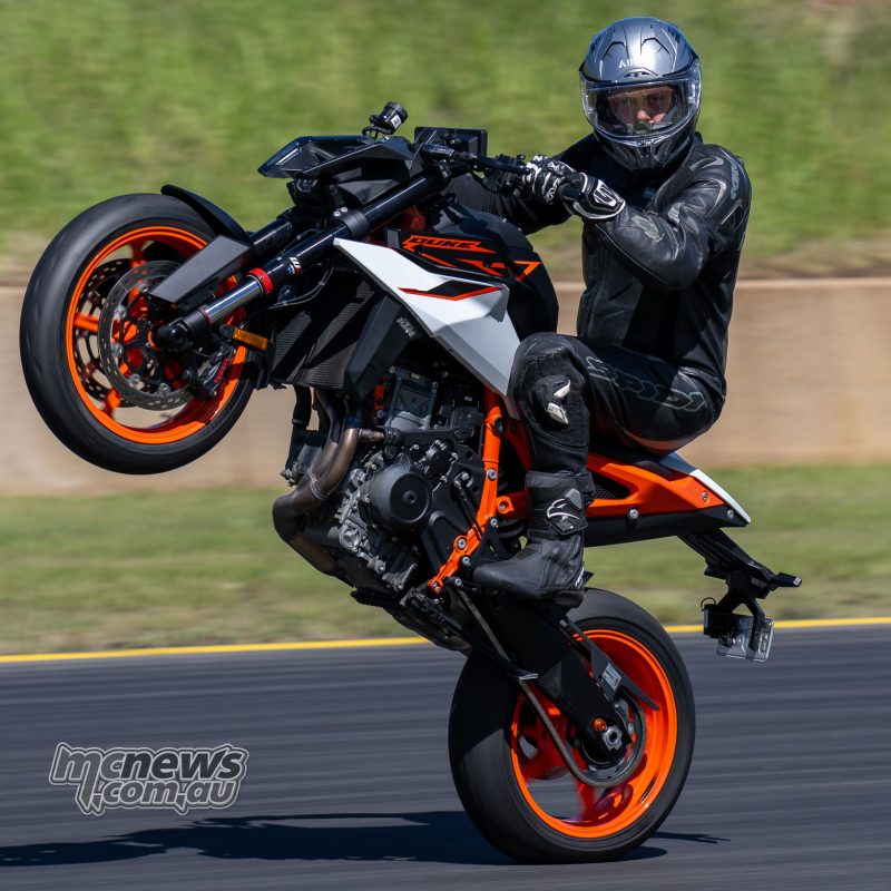 2026 KTM 990 Duke R против KTM 990 RCR: обзор
