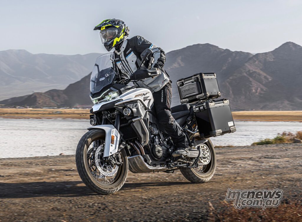 CFMOTO позиционирует 800MT-ES как туристическую модель, готовую к дальним поездкам и способную уверенно ехать по гравию.