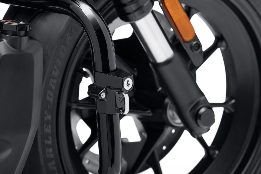 Чёрный Fixed Helmet Lock устанавливается стационарно на подходящие трубы мотоцикла и фиксирует шлем через D-образные кольца.