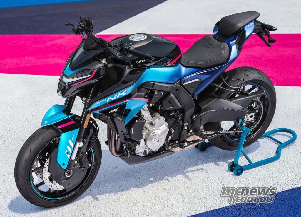 2026 CFMOTO 675NK GP Champion Blue в трехчетвертном ракурсе, демонстрирующий сине-черно-розовую ливрею в стиле Aspar