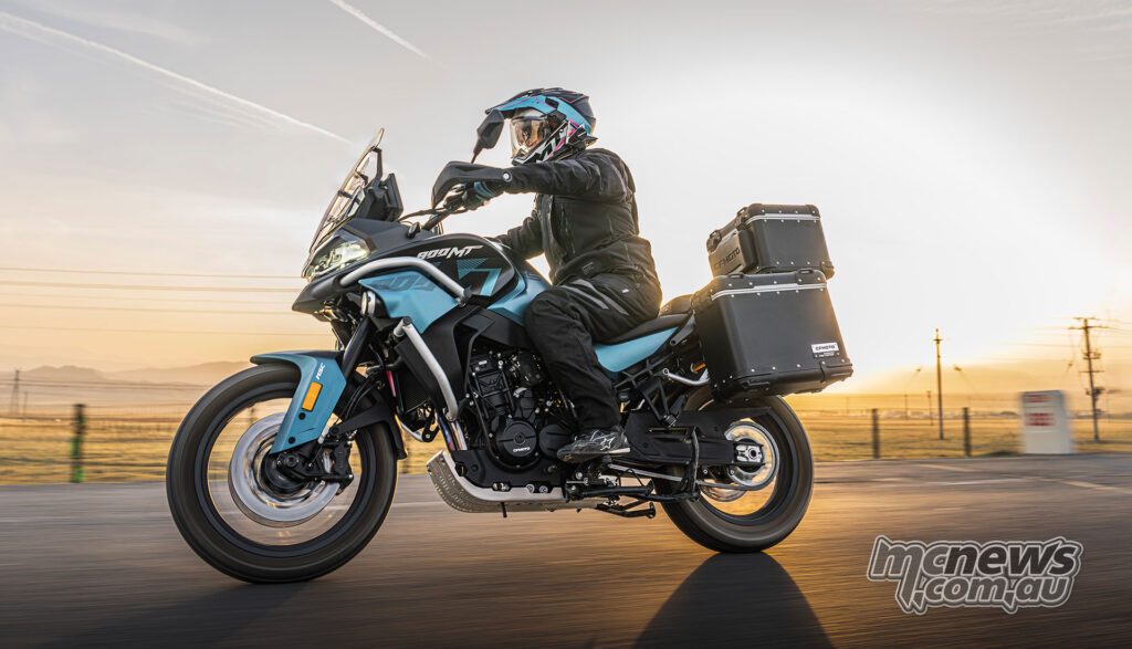 CFMOTO 800MT-ES поступит в мае 2026 года и показан со стандартным комплектом алюминиевого багажа.