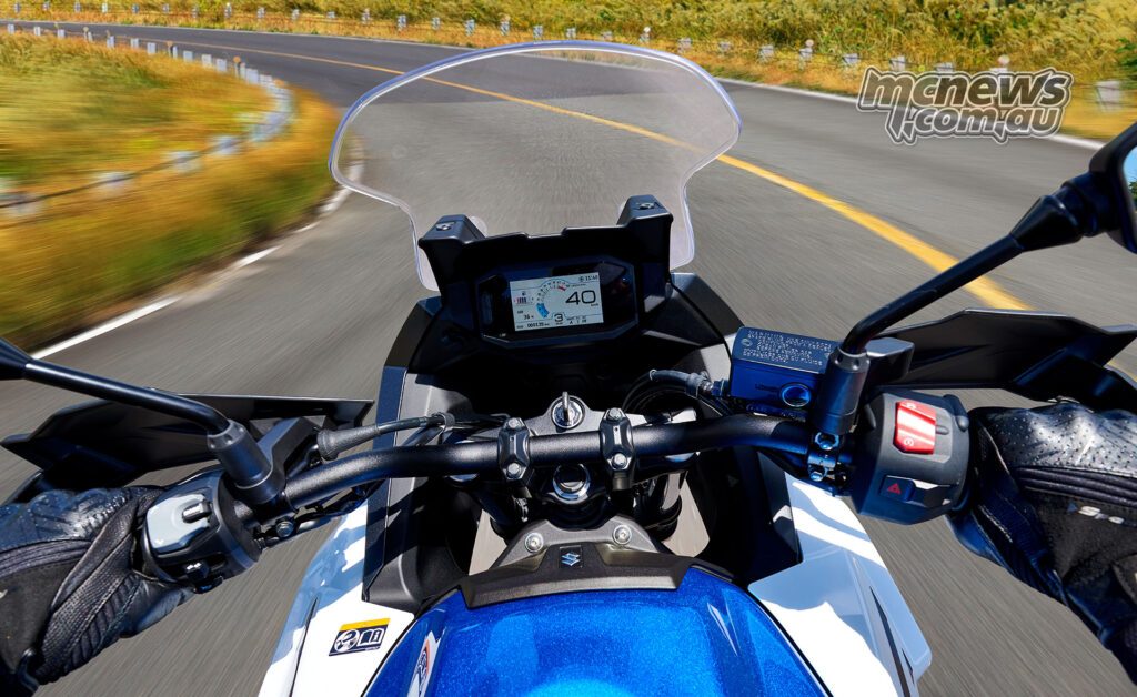 4,2-дюймовый цветной TFT поддерживает функции Suzuki Ride Connect+, включая пошаговую навигацию