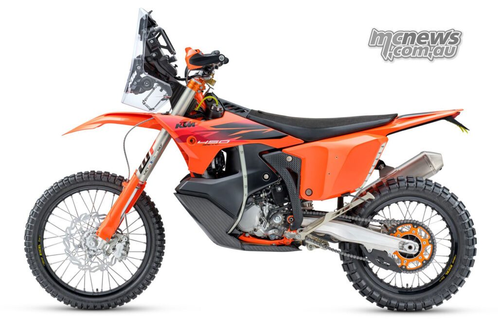 Студийный профиль 2027 KTM 450 Rally Replica показывает раллийный обвес, высокую навигационную башню и дальнобойную