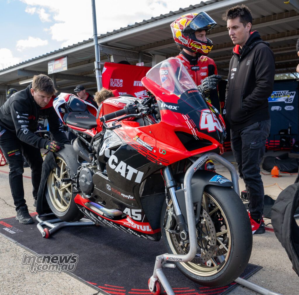 Оли Симпсон и команда DesmoSport Ducati перегруппировались на пит-лейне во время Q2, после чего Симпсон стал вторым в