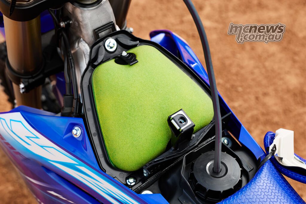 Yamaha переработала воздушный короб в рамках изменений впуска YZ250F 2027 года, одновременно работая над соответствием