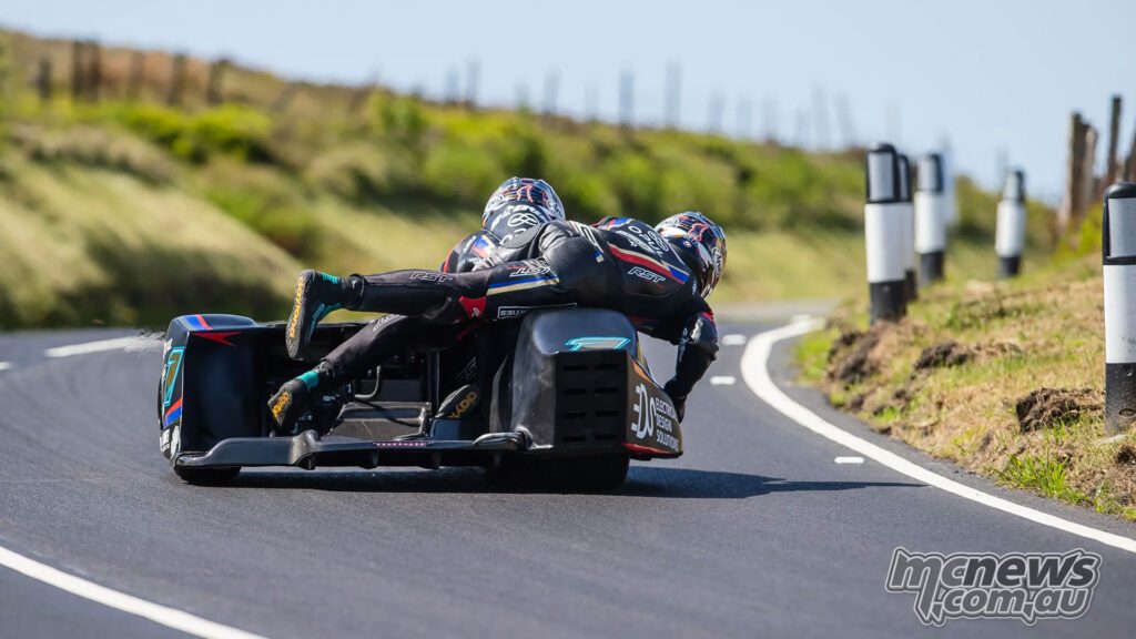 Экипаж sidecar проходит по Mountain Course во время понедельничной первой практики Isle of Man TT.