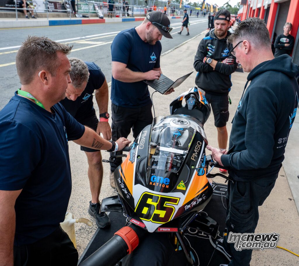 Мотоцикл Stop & Seal Racing Ducati V4 R готовят перед поул-кругом Cru Halliday в Q2.