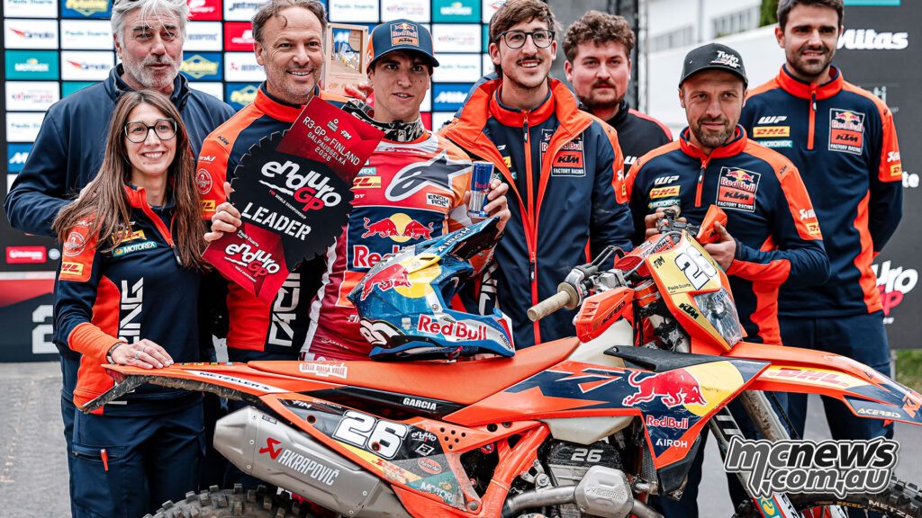 Хосеп Гарсия празднует с командой Red Bull KTM Factory Racing после того, как покинул Финляндию лидером чемпионата EnduroGP.