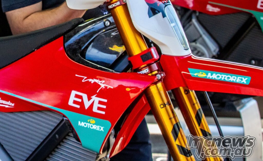 Логотип MOTOREX на Stark VARG отражает действующее партнерство по поставкам: швейцарская компания обеспечивает жидкости как