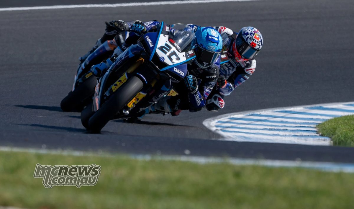 Jonathan Nahlous ведет еще одну Yamaha по Филлип-Айленду. Он завершил Q1 в топ-6, который уместился всего в 0,121 секунды