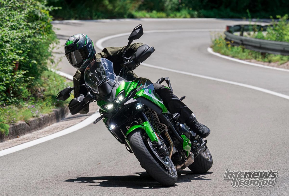 Новый Versys 900 сочетает 948-кубовый рядный четырёхцилиндровый двигатель, 17-дюймовые колёса и специально разработанную