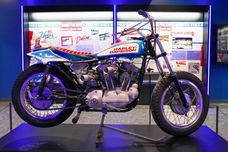 Опыт Evel Knievel открылся в Лас-Вегасе с его прыжковыми мотоциклами