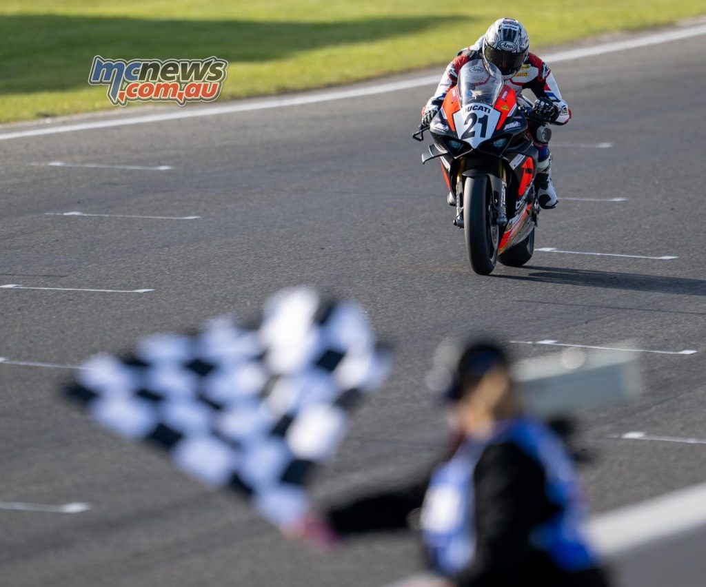 Джош Уотерс добился идеального результата 3 из 3 в классе Superbike в гонках поддержки MotoGP в 2022 году, в своем первом