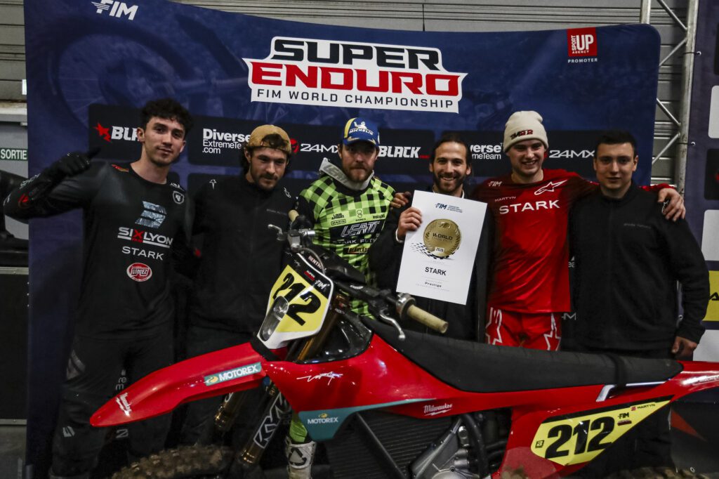 Stark завоевывает исторический титул Чемпиона мира производителей FIM SuperEnduro 2026 года