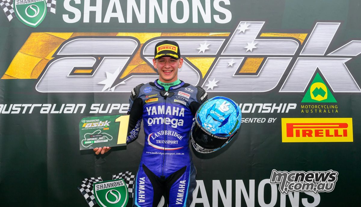 Jonathan Nahlous празднует первую победу в Superbike, стартовав восьмым — Image RbMotoLens