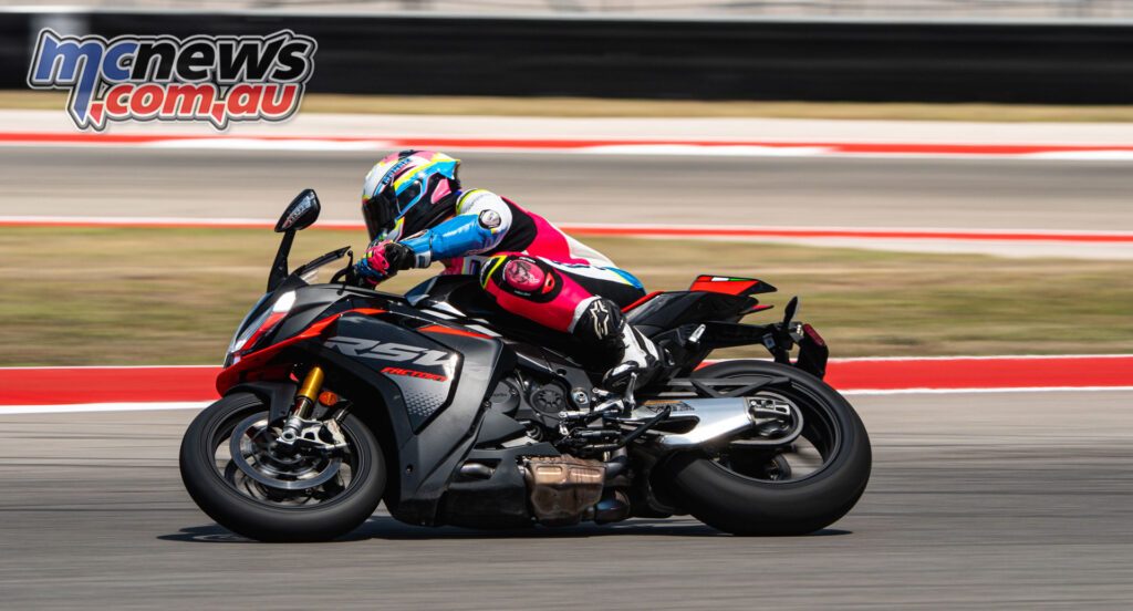Ренни испытывает новейшую Aprilia RSV4 Factory 1100 на трассе Circuit of the Americas в Техасе