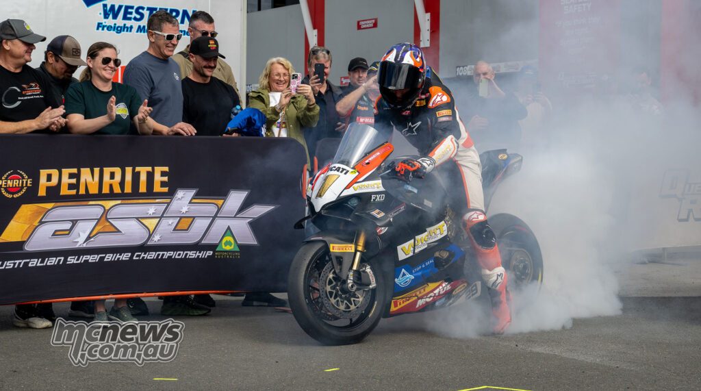 Харрисон Войт отпраздновал чемпионство Australian Superbike Championship 2026 эффектным burnout после победы в первой гонке