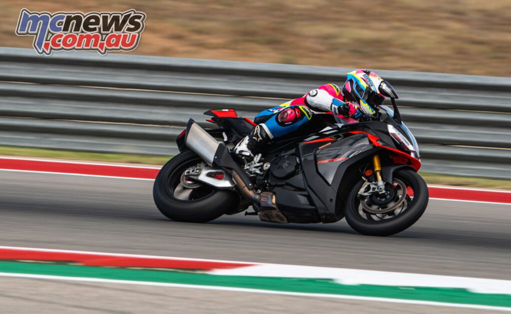 Вес Aprilia RSV4 Factory 1100 2026 года — 204 кг с полным баком на 18 литров