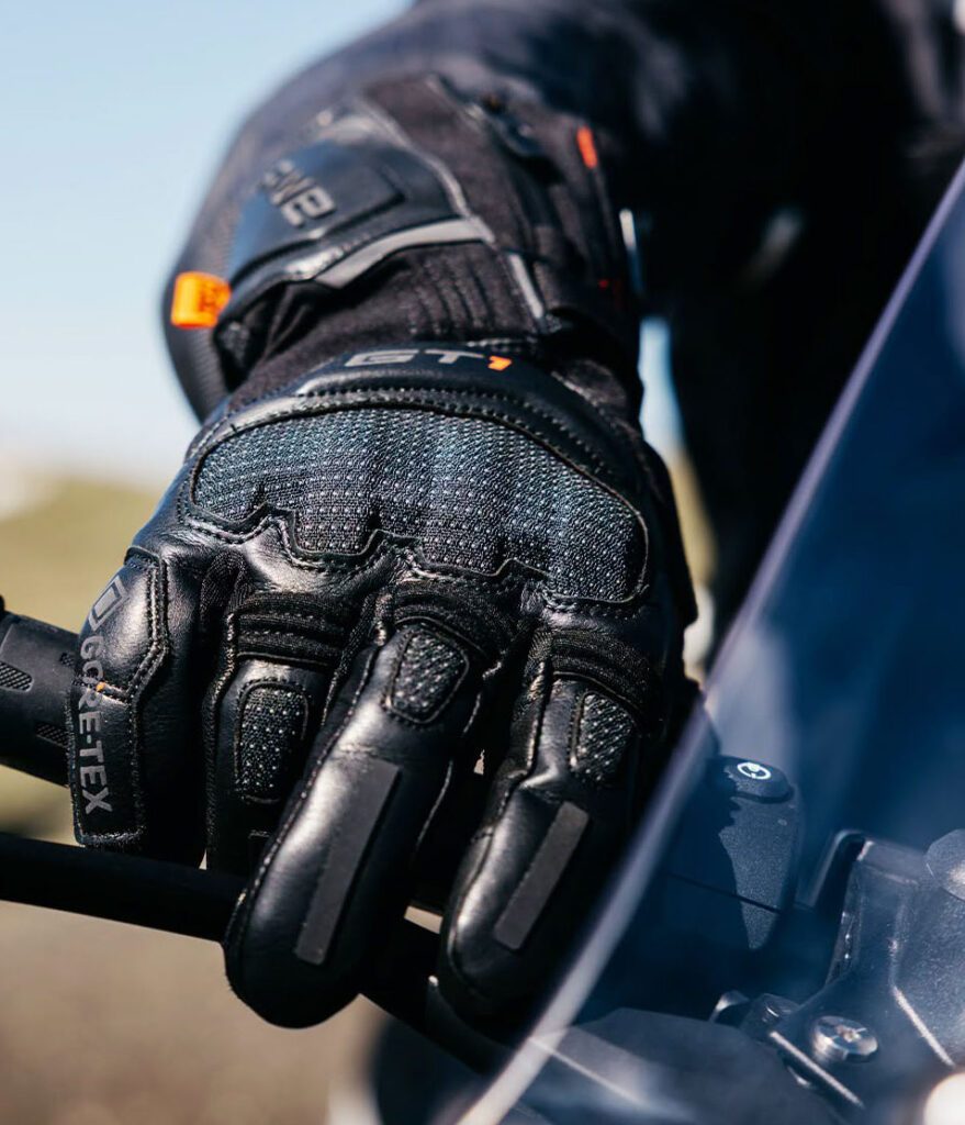 Мембрана GORE-TEX Grip интегрирована в ладонную подкладку, обеспечивая водонепроницаемость при сохранении прямого контакта с