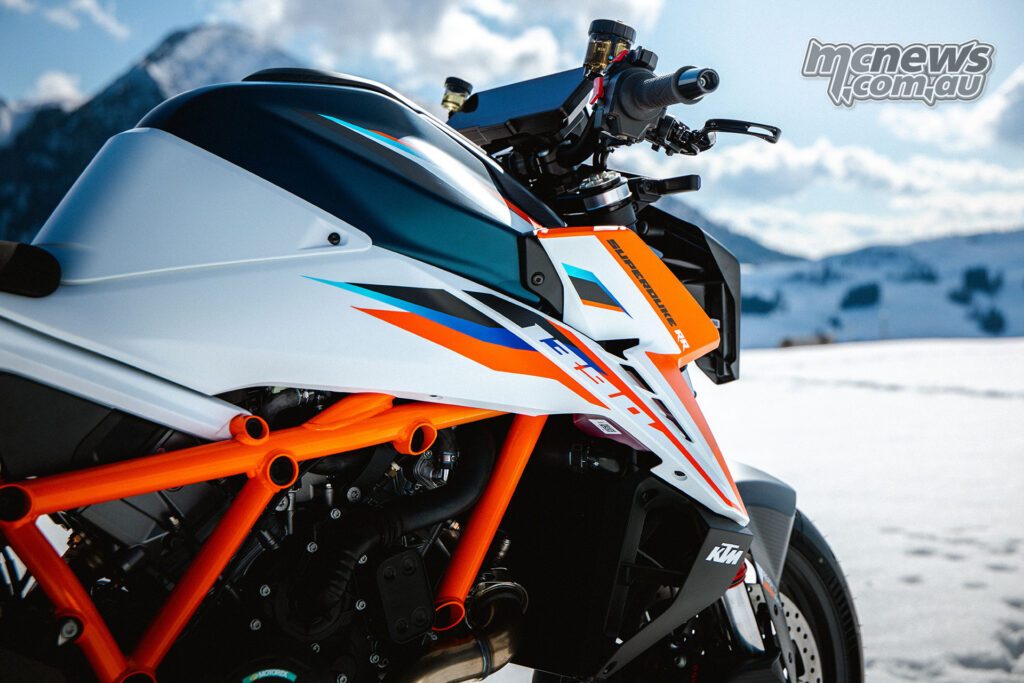 RR — это более легкий, острый и сфокусированный взгляд на платформу KTM 1390 Super Duke.