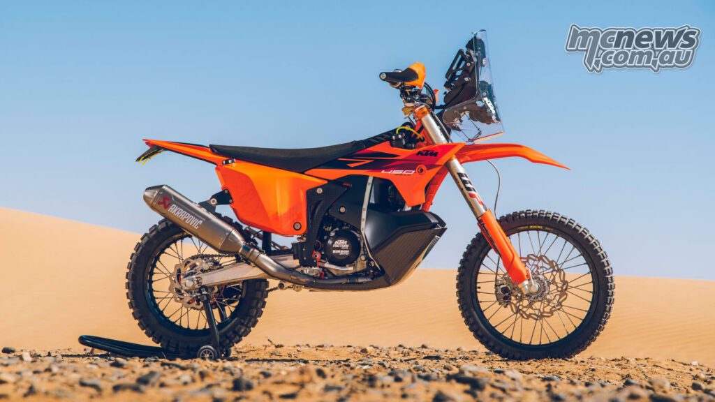2027 KTM 450 Rally Replica построена вокруг одноцилиндрового двигателя объёмом 449,3 куб. см и шестиступенчатой коробки