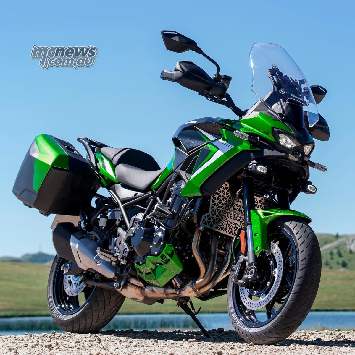 Versys 900 SE с аксессуарными боковыми кофрами. Kawasaki указывает максимальную полезную нагрузку 220 кг