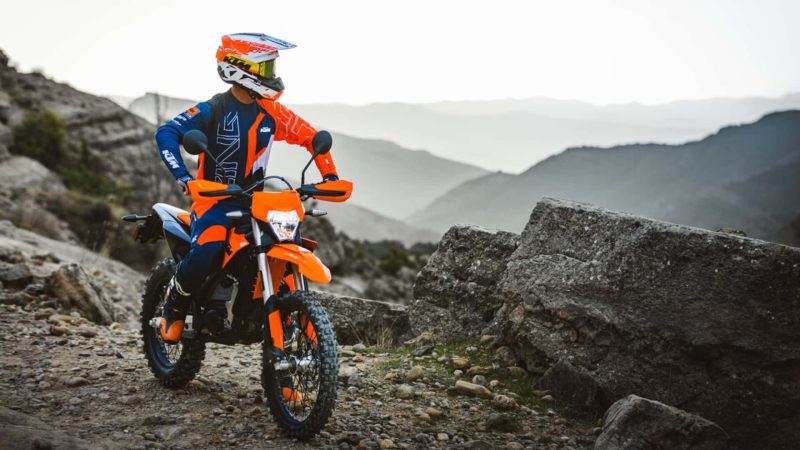 Этот KTM для бездорожья не рычит и не переключает передачи. Но он всё равно чертовски крут