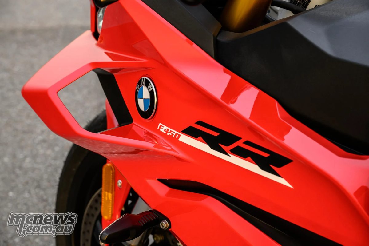 Крылья и панели обтекателя выполнены в стилистике S 1000 RR