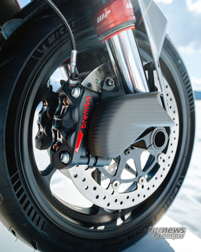 Топовые передние суппорты Brembo HyPure входят в пакет RR