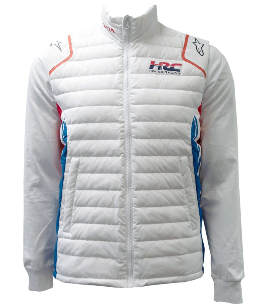 Стёганый жилет Honda HRC Puffer Vest выполнен в привычной гоночной цветовой гамме белого, красного и синего.