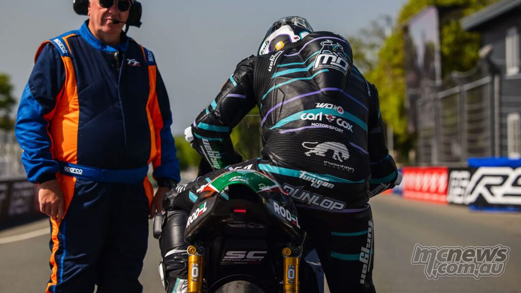 Данлоп выезжает с пит-лейна на Paton — спокойствие перед кругом в Sportbike, который заметно перестроил расстановку сил в
