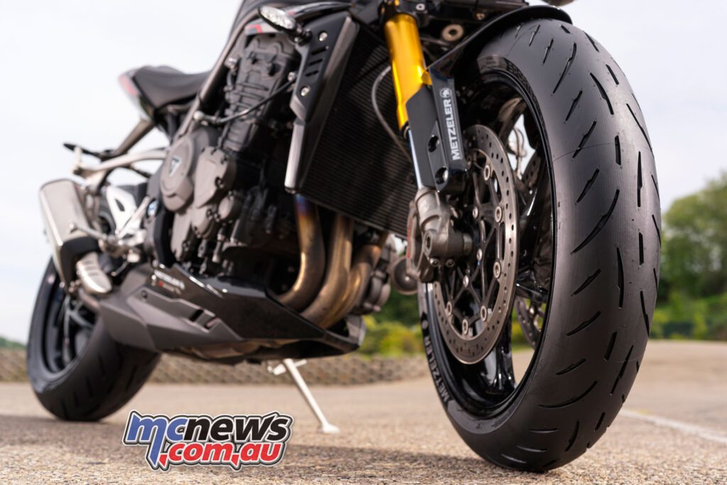 Metzeler Sportec 01 — более дорожная шина с акцентом на поведение на мокрой дороге и повседневную практичность.