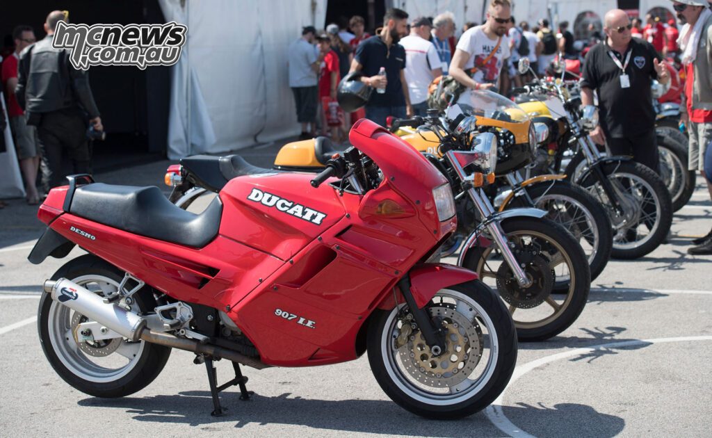 Такие модели, как Ducati 907 I.E., показывают, что ограничение Heritage Contest по году выпуска до 2000-го включает как