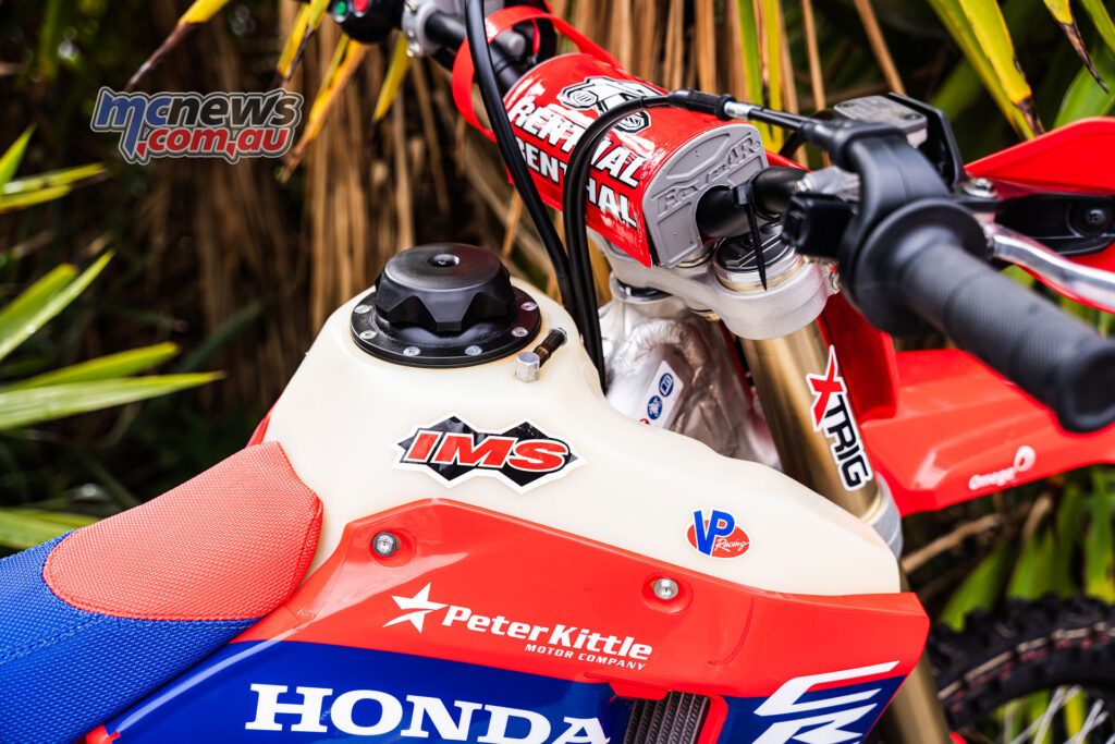 Специальная версия CRF450RX оснащена 12-литровым топливным баком IMS для увеличения запаса хода.