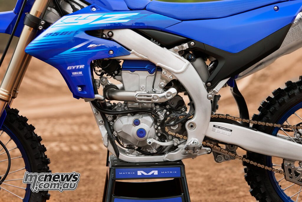 Обновление MY27 принесло YZ250F новый двигатель, переработанные системы впуска и выпуска, а также гидравлическое сцепление.
