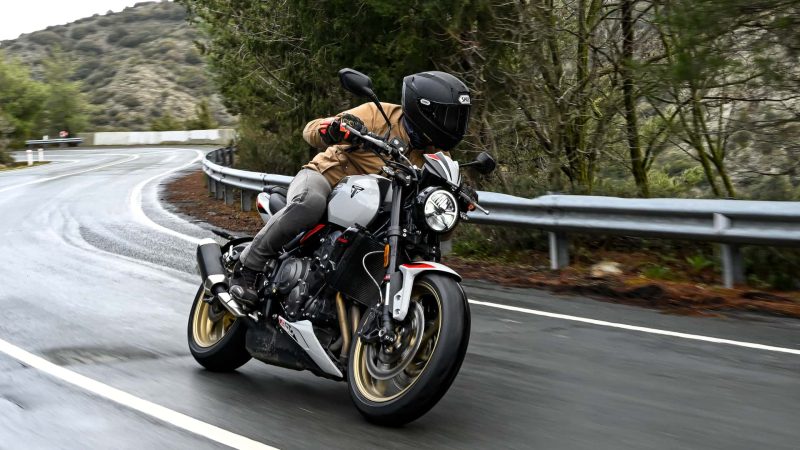 Смотрите, как Triumph Trident 800 борется с подъемом переднего колеса на презентации в Испании