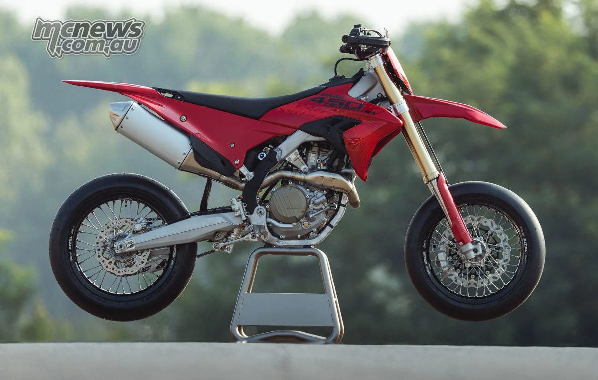 Ducati указывает снаряжённую массу без топлива 109 кг, высоту сиденья 930 мм и бак объёмом 7.2 литра для Desmo450 SM
