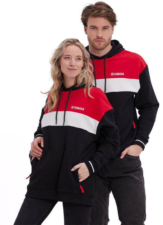 Худи Yamaha REVS Unisex Hoodie переносит чёрно-красно-белую спортивную палитру в тяжёлую French Terry-конструкцию.