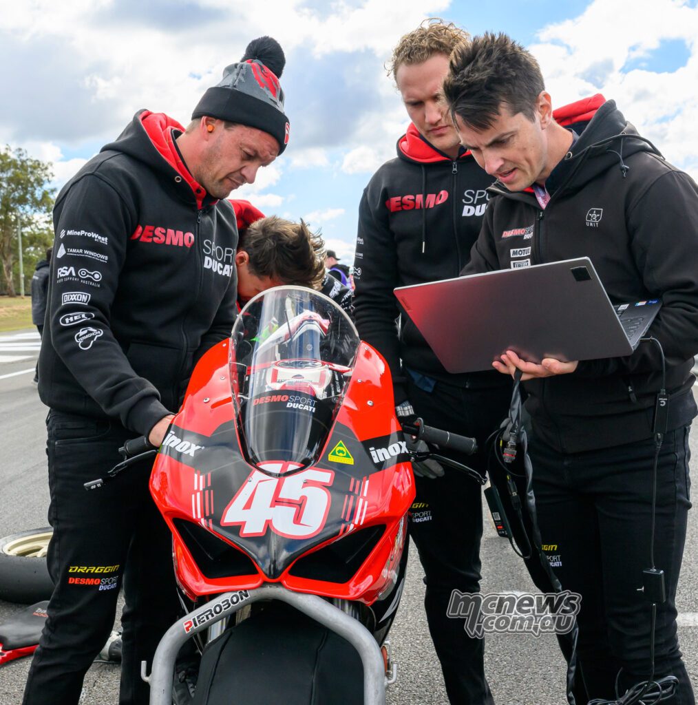 Команда DesmoSport Ducati лихорадочно работала над V2 Оли Симпсона после проблем перед стартом, но гонщик из Южной Австралии