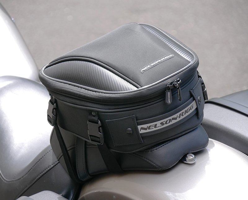 Хвостовая сумка Nelson Rigg Commuter Lite Tail bag (CL-1060-R) стоит $119.95. Здесь она установлена на Harley-Davidson Sport
