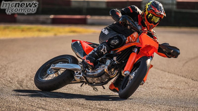 2027 KTM 450 SMR — новый облик, годовая гарантия, тот же боковой азарт