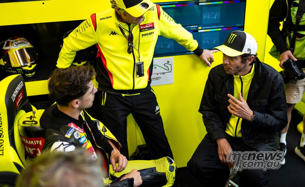 Валентино Росси снова был в гараже VR46, пока Ди Джаннантонио и Морбиделли искали дополнительные секунды на малосцепной