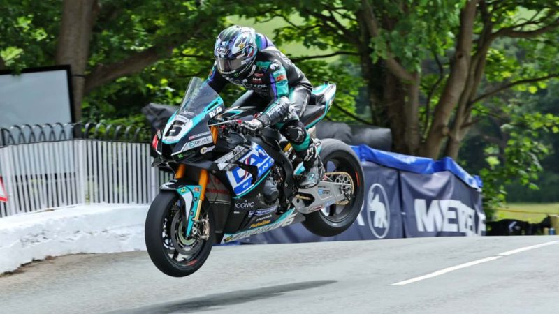 Никто не знает, выберет ли Майкл Данлоп Ducati или Honda для гонки Senior Superbike на IOM TT