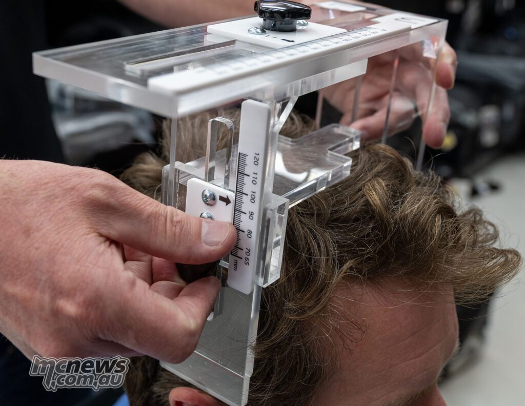 Высота головы Энта измеряется с помощью шаблона Shoei PFS. Его параметры почти совпали с параметрами Трева по длине, но