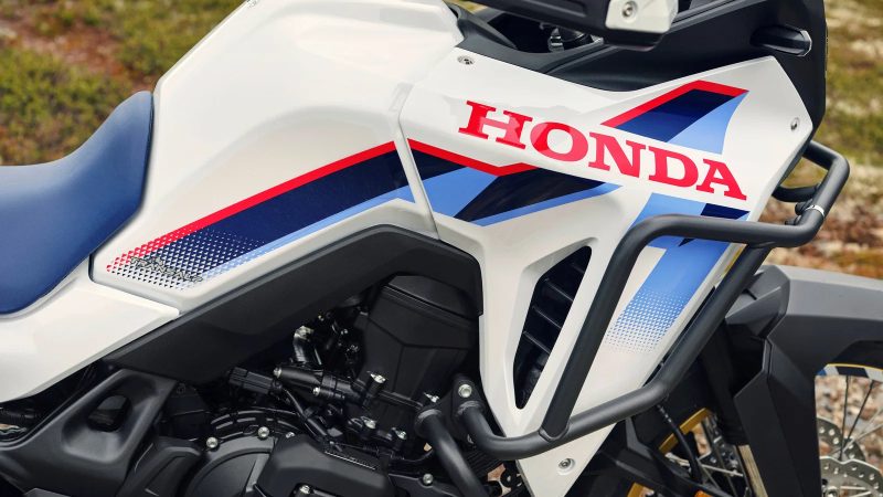 Honda дразнит новым приключенческим мотоциклом