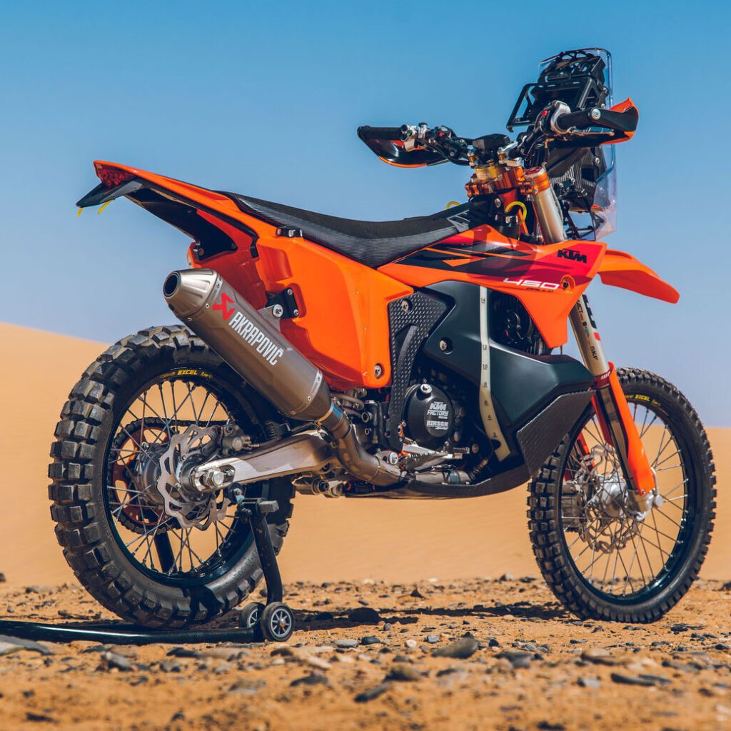 2027 KTM 450 Rally Replica сочетает гоночное шасси с трёхбаковой схемой питания объёмом около 35 литров.