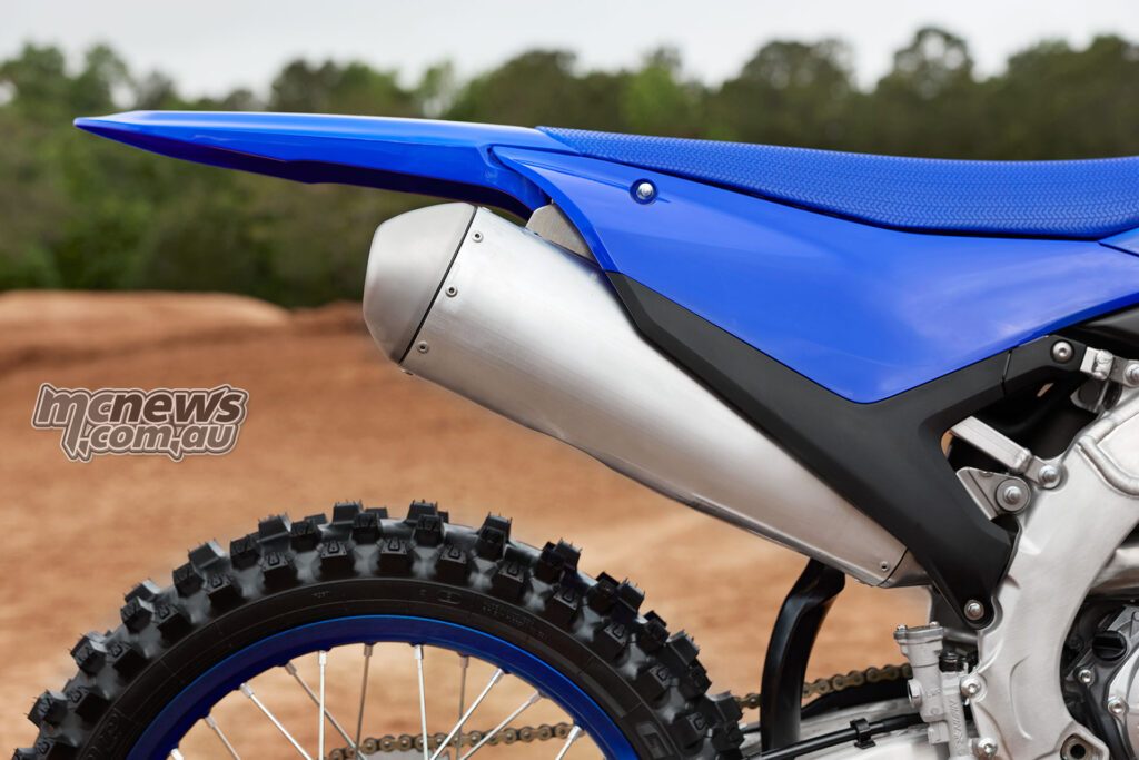 Yamaha переработала системы впуска и выпуска YZ250F для MY27, заявив, что новый пакет соответствует действующим нормам шума