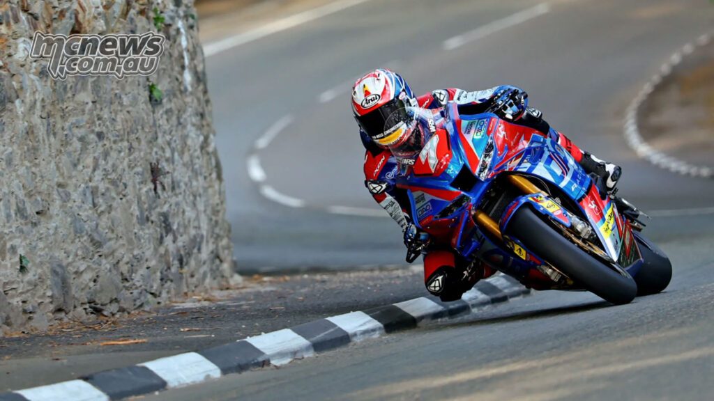 Круг Джоша Брукса со средней скоростью 210 км/ч вывел его в лидеры Superstock в первый зачётный вечер TT 2026.