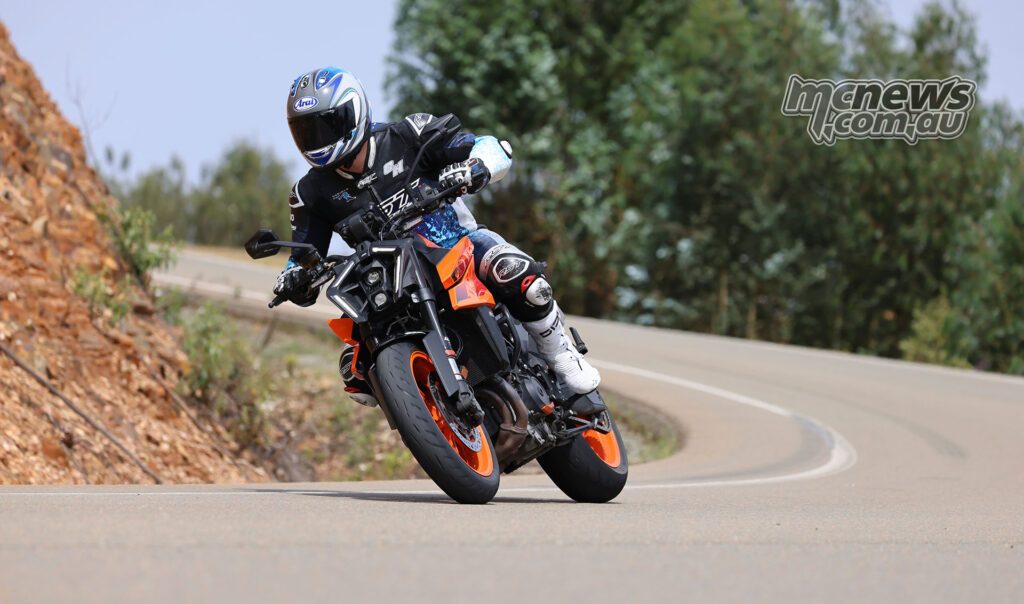 Дорожный тест Metzeler Sportec 01 проводился на KTM 990 Duke.