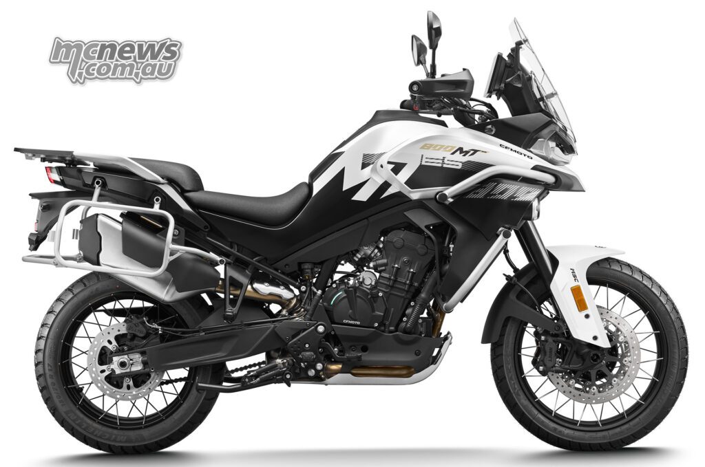 CFMOTO 800MT-ES в цвете Glacier White, показан без установленного алюминиевого багажа.